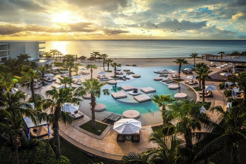 Outdoor pool, pool umbrellas, sun loungers