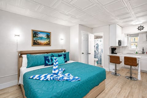 Coastal-chic studio with a king bed, smart TV, and cozy breakfast bar for two. Nautical decor and an open layout make this a bright, easy home base just steps from the beach — perfect for a relaxed getaway.