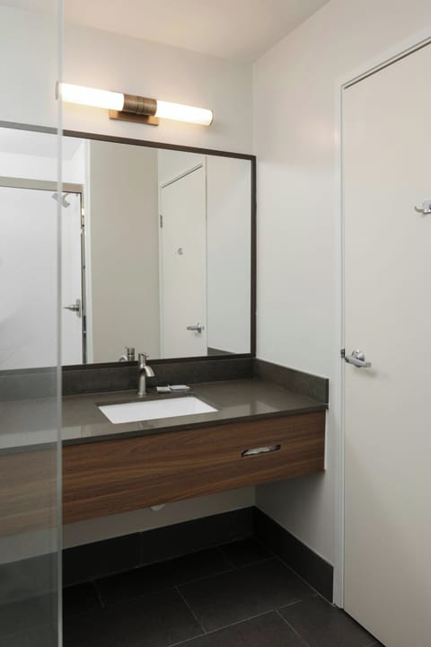 Combined shower/tub, free toiletries, hair dryer, towels