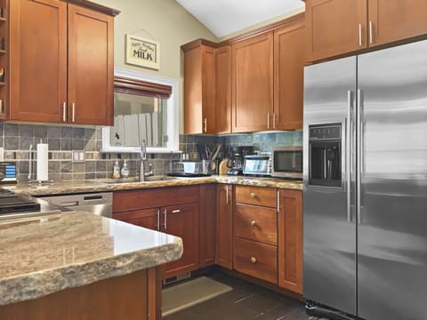 House, 3 Bedrooms | Private kitchen | Fridge, microwave, oven, stovetop