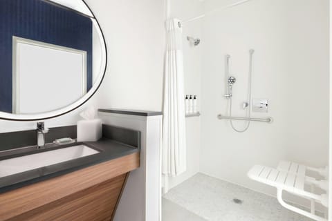 Combined shower/tub, free toiletries, hair dryer, towels