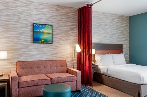 Studio, 1 Queen Bed, Accessible, Bathtub | Desk, iron/ironing board, free cribs/infant beds, bed sheets