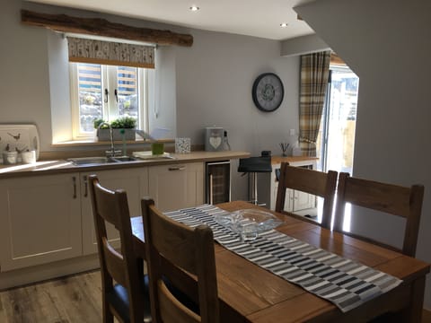 extending dining table