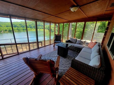 Rainbow Cabin screened porch (1)