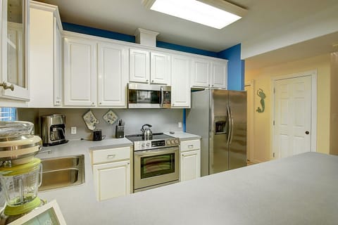 Kitchen - Stylish kitchen space that maximizes efficiency without compromising on modern amenities