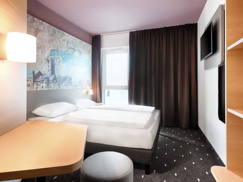 Double Room | Desk, WiFi (free), bed sheets