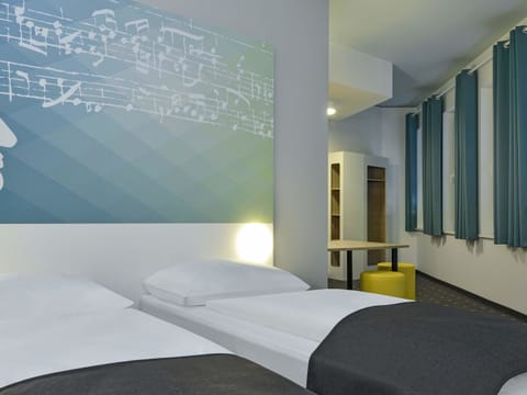 Desk, soundproofing, WiFi (free), bed sheets
