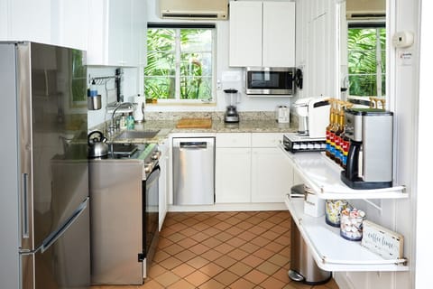 Our kitchen? Chef`s kiss! Everything you need to cook: convection oven, air fryer, rotisserie, microwave, dishwasher, fridge, cooking utensils, pots, pans, blender, toaster, coffee makers, coffee, sweeteners, bowls, cutlery, glassware, dish towels …