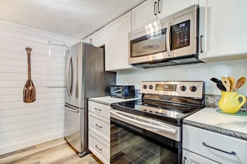 Fully Equipped Kitchen with Natural Stone Countertops and Stainless Steel Appliances