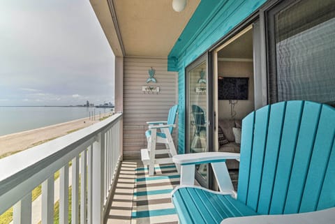 Corpus Christi Vacation Rental Condo | Stairs Required | 1BR | 1BA | 420 Sq Ft