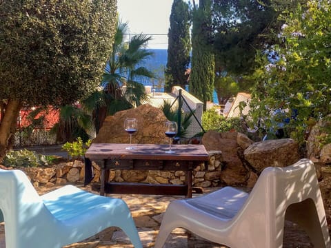 Property, Table, Tree, Botany, Furniture, Vacation, Restaurant, Patio, Tablecloth, Leisure