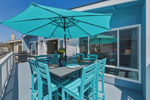 Upper Unit Ocean-View Deck Dining for 8 with BBQ