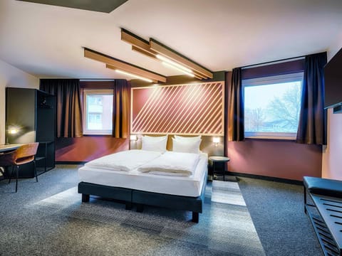Premium Double Room | Premium bedding, desk, soundproofing, WiFi (free)