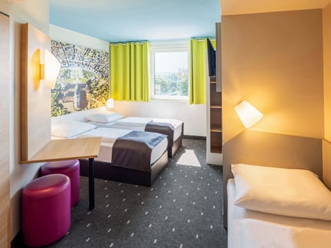 Triple Room | Premium bedding, desk, soundproofing, WiFi (free)