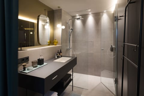 Urban Room | Bathroom | Shower, rainfall showerhead, free toiletries, hair dryer