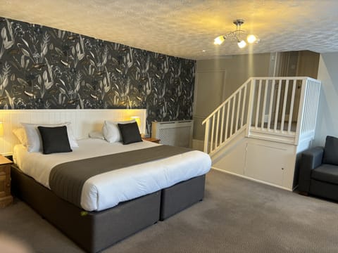 Executive Room, 1 Queen Bed, Non Smoking (with Sofabed) | Hypo-allergenic bedding, in-room safe, desk, laptop workspace