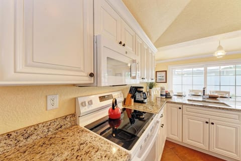 Fridge, stovetop, dishwasher