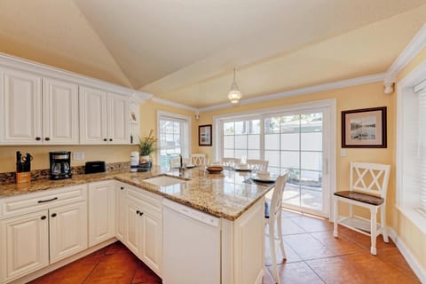 Fridge, stovetop, dishwasher