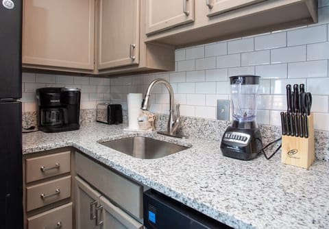 Amenities! Keurig/Regular Coffee Maker Combo! (Bring Coffee)