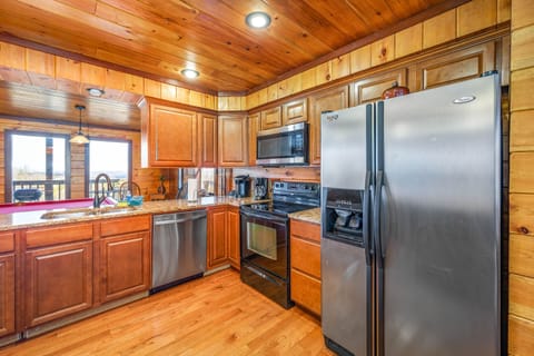 【Kitchen】Equipped kitchen with recently updated stainless appliances!