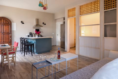 Kitchen & dining area