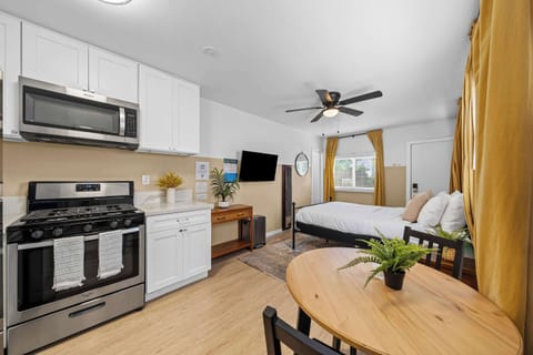 Studio | Kitchen | Dining Area | Queen Bed