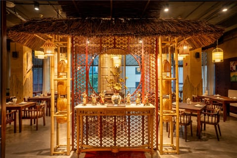 2 restaurants; breakfast, lunch, and dinner served