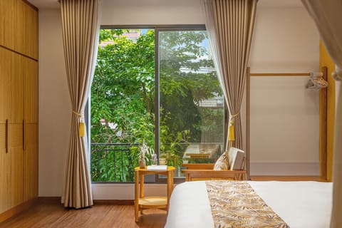 Premium Apartment | Premium bedding, desk, laptop workspace, blackout drapes