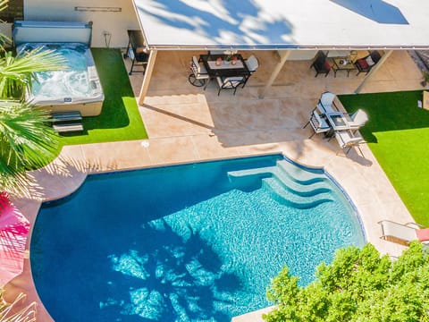 ★ Backyard: HEATED Pool, 6 person hot tub, fire table+Smart TV