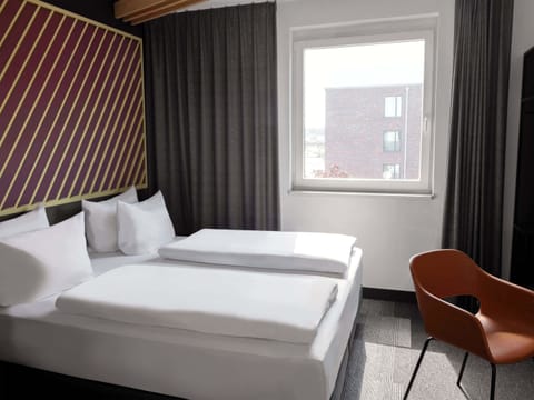 Desk, soundproofing, free WiFi, bed sheets