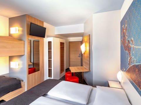 Quadruple Room | Hypo-allergenic bedding available, desk, soundproofing, WiFi (free)
