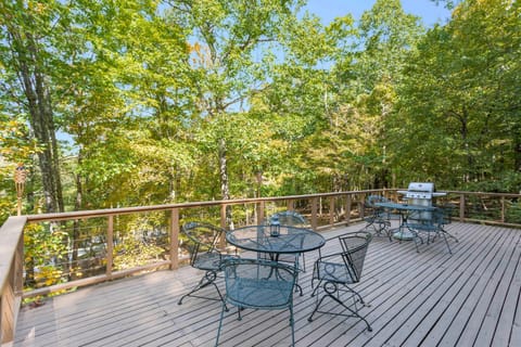 Spacious deck with plenty of seating