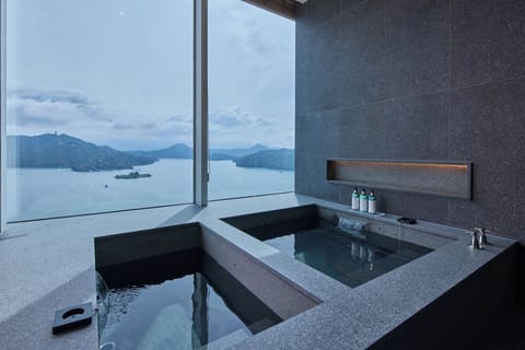 Separate tub and shower, spring water tub, hair dryer, bathrobes