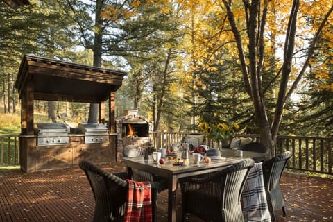 Private patio with outdoor dining - Summer