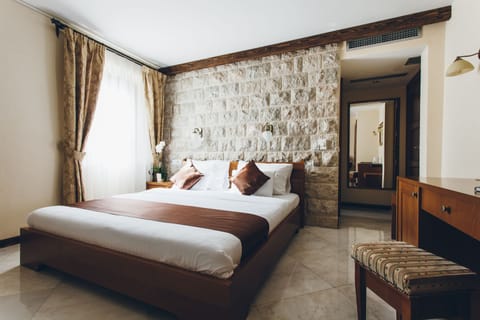 Standard Double Room | Minibar, in-room safe, desk, soundproofing