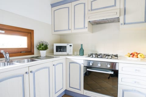 House, 3 Bedrooms | Private kitchen | Full-size fridge, microwave, oven, stovetop