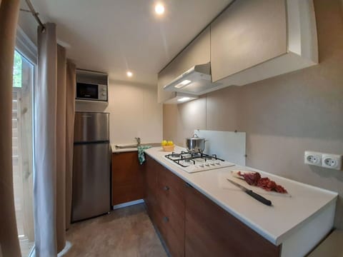 Cabinetry, Countertop, Property, Building, Tap, Kitchen Appliance, Kitchen Stove, Home Appliance, Wood, Interior Design