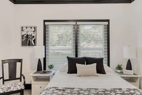 Beautiful queen room with sitting chair 