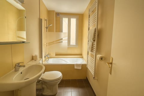 Triple Room | Bathroom | Hair dryer, towels