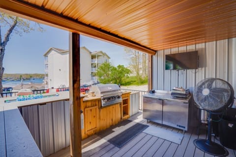 Outdoor kitchen area, gas grill