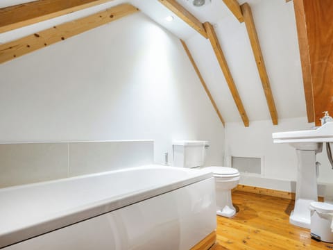 Bathroom | Seaton Mote - Seaton Hall, Staithes