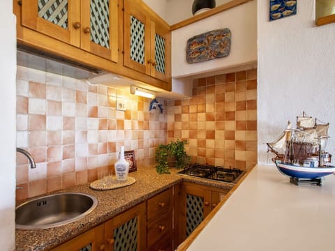 Cabinetry, Countertop, Property, Furniture, Tap, Plumbing Fixture, Sink, Kitchen Sink, Wood, Picture Frame