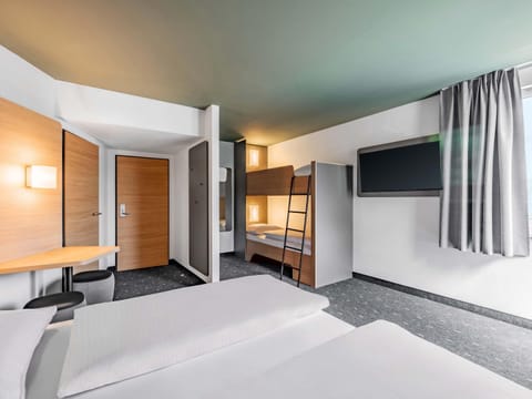 Quadruple Room | Desk, soundproofing, WiFi (free), bed sheets
