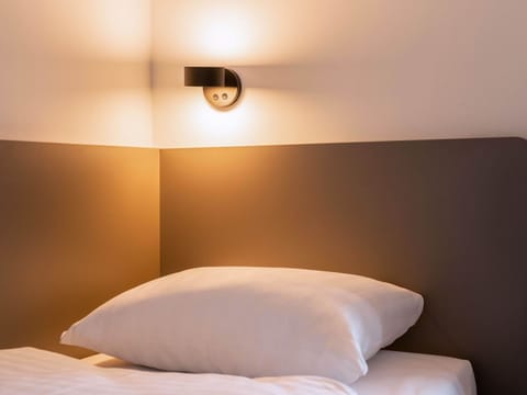 Desk, soundproofing, free WiFi, bed sheets