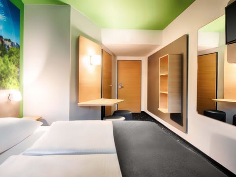 Double Room | Hypo-allergenic bedding available, desk, soundproofing, WiFi (free)