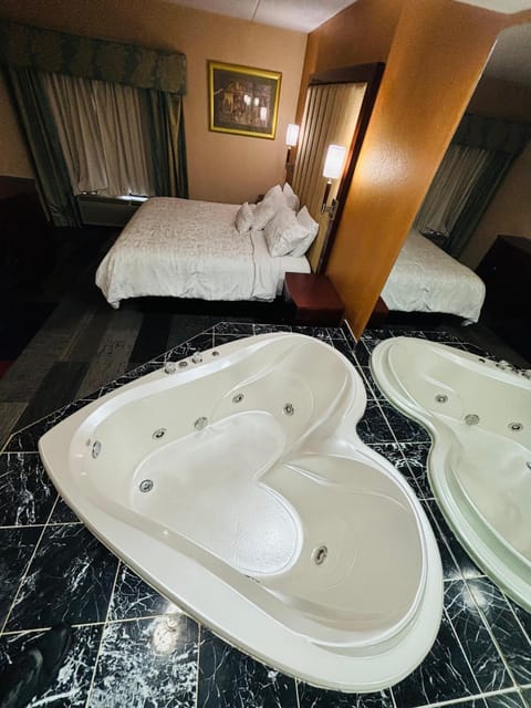 Suite (Jacuzzi) | Desk, blackout drapes, iron/ironing board, free cribs/infant beds