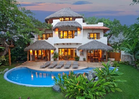 Casa Sonadora 4 bdrms w/ rooftop terrace & private pool. Two block walk to town.