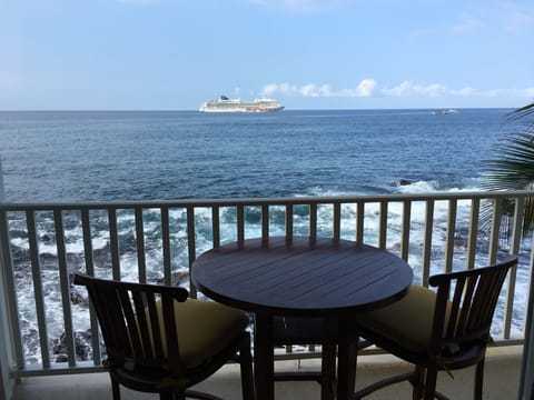 Absolute oceanfront almost hangs over the ocean. Step onto your lanai that nearly hangs over the ocean, offering incredible views of tide pools, turtles, eels, and the sparkling Pacific.