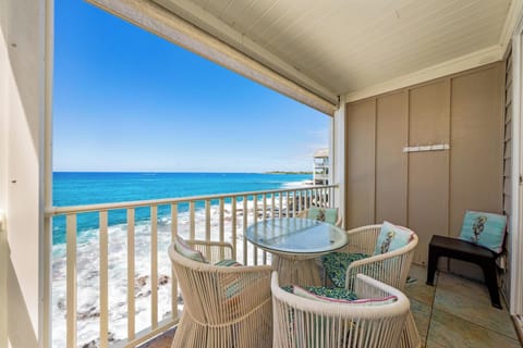 Step onto your lanai that nearly hangs over the ocean, with stunning views of tide pools where turtles and eels play below.