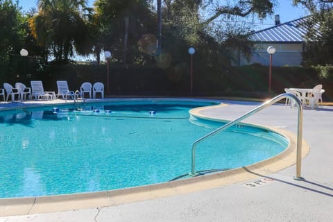 Guests of Beachside Cottage are welcome to use the Beachside community pool!
